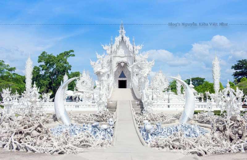 Đền WatRong Khun ở thị trấn Chiang Rai mang phong cách kiến trúc cổ điển với màu trắng tinh nổi bật.