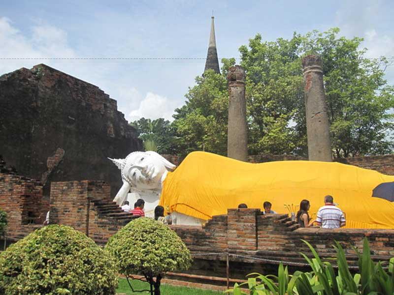 Đồng thời thành phố lịch sử Ayutthaya còn là một trong những di sản văn hóa có sức hấp ... Những tàn tích còn sót lại tại thành cổ đã tạo thành công viên lịch sử.