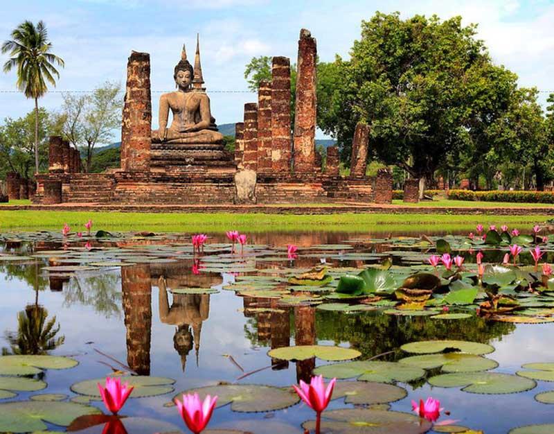 Ít phục hồi hơn Công viên lịch sử Sukhothai, nhưng không kém phần ấn tượng. Chúng tôi đến đó sớm - ánh sáng tốt hơn, mát hơn, hầu như không có ai ở đó.