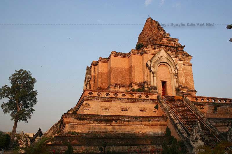 Chùa Wat Chedi Luang là báu vật Phật giáo nằm giữa thành phố Chiang Mai. Nổi tiếng với hình ảnh xác 3 vị sư ngồi thiên như còn sống.