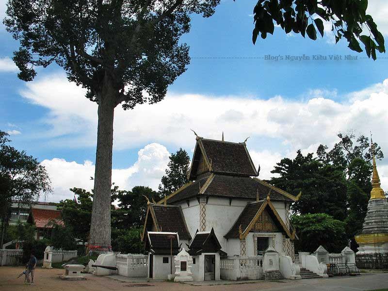 Ban đầu ngôi đền Wat Chedi Luang có tường bao quanh bằng bạc và các kiến trúc bên trong được dát vàng quý giá, nhưng sau khi bị sụp đổ...