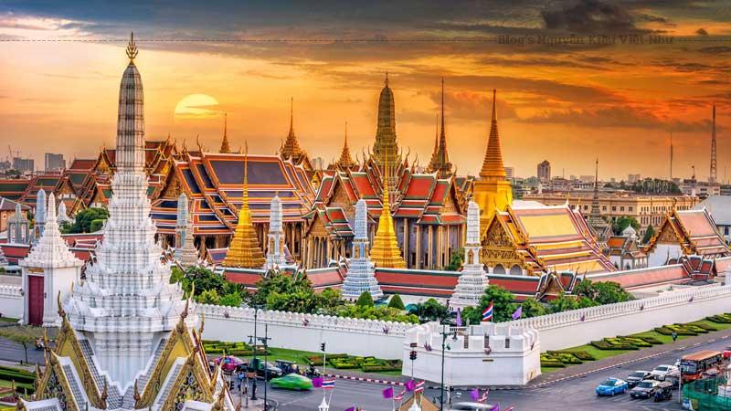 Cung điện nằm ở đường Na Phra Lan, gần ngay sông Mi Nam tại thủ đô Bangkok.