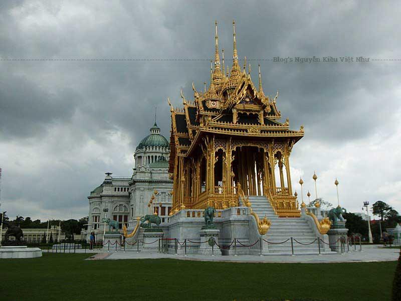 Có tuổi đời trên 100 năm, cung điện Ananta Samakhom hay cung điện Chitralada là tuyệt tác kiến trúc bằng đá có một không hai của Thái Lan.