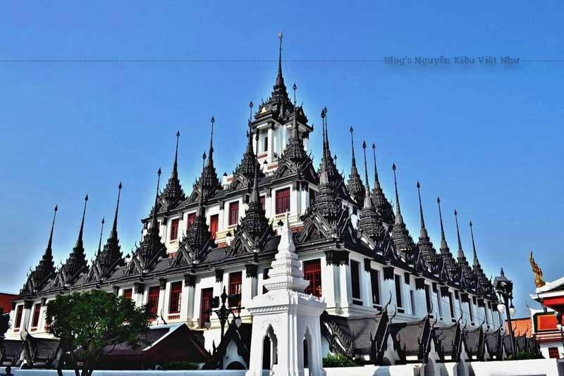 Loha Prasat hay Wat Ratchanatdaram là một trong những tòa nhà nguyên bản nhất ở Bangkok.