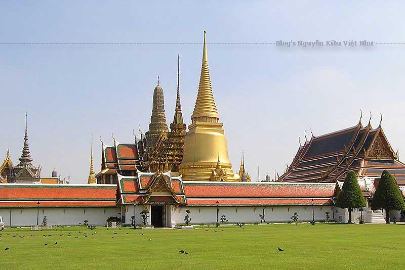 Wat Phra Kaew, tên thường gọi trong tiếng Thái, nằm trong khu quần thể phức hợp Hoàng Cung.