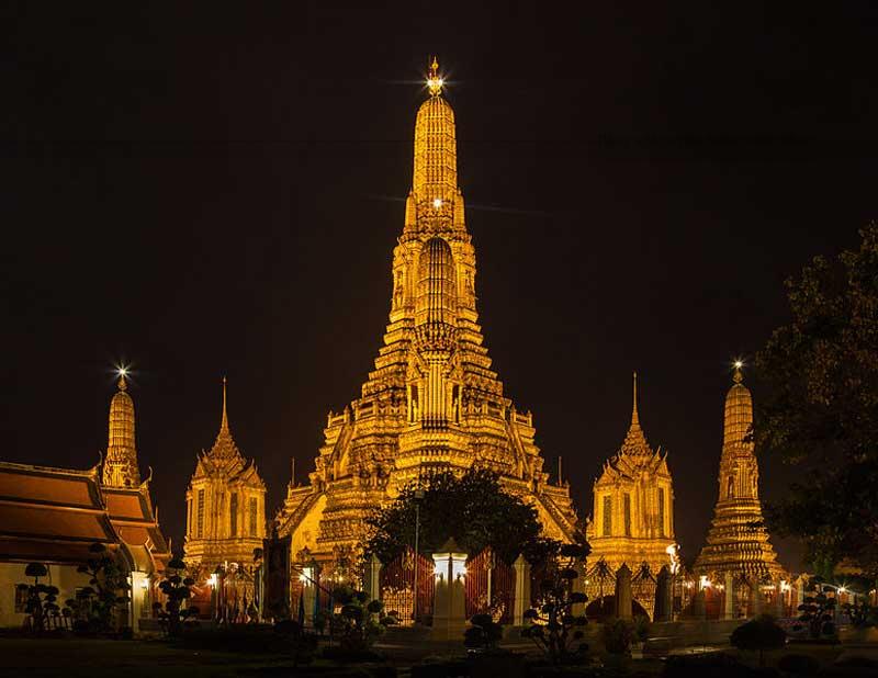 Chùa Arun nằm trên bờ tây sông Chao Phraya, Thonburi. Chùa có tên tiếng Việt Chùa Bình Minh. Đây là ngôi chùa cổ kính nhất của Bangkok.