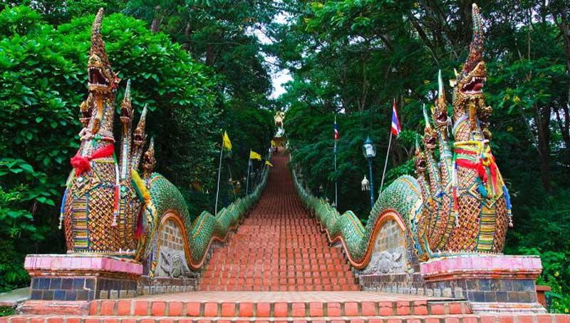 Wat Phrathat Doi Suthep là một ngôi chùa dát vàng tuyệt đẹp có nguồn gốc vô cùng bí ẩn. Nằm bên sườn núi Doi Suthep trong một công viên quốc gia.