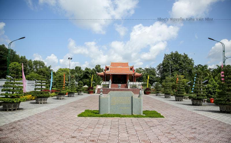Ngoài ra, xung quanh nhà sàn là khuôn viên cây xanh, cây ăn trái, ao cá cũng được tái hiện đúng theo mẫu khuôn viên nhà sàn Bác Hồ tại thủ đô Hà Nội.