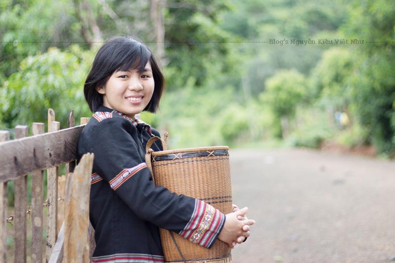 Trang phục nữ Jrai khá sắc sảo độc đáo vì nghề trồng bông, lanh, gai dệt vải của người Jrai.