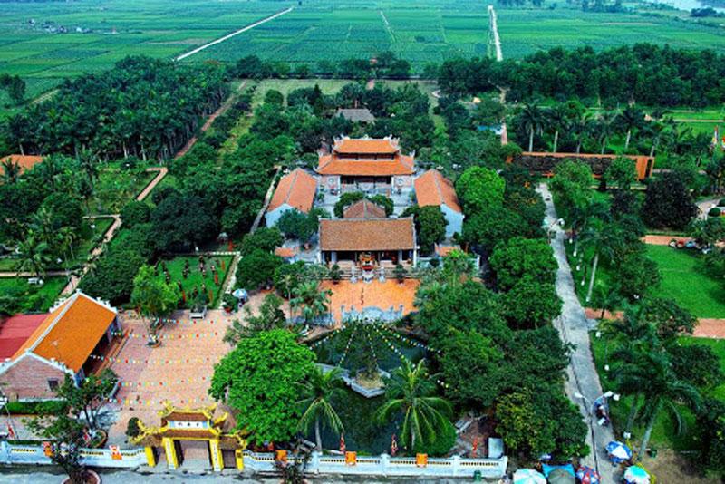 Phần lớn cuộc đời gần trọn một thế kỷ của Nguyễn Bỉnh Khiêm đã trải qua ở quê nhà Trung Am (trước thời ông có tên là Trình Tuyền), Vĩnh Lại thuộc xứ Đông, cũng là đất phát nghiệp của họ Mạc.