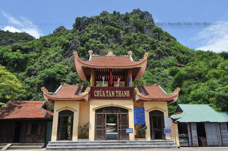 Tên gọi Tam Thanh chỉ quần thể gồm ba hang động Nhất Thanh, Nhị Thanh và Tam Thanh. Chùa Tam Thanh được xây dựng trong động Tam Thanh nên chùa được lấy tên theo động.