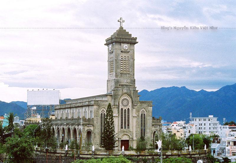 Ðiểm cao nhất nhà thờ đá là nơi đặt thánh giá trên đỉnh tháp chuông, cao 38 mét, tính từ mặt đường.