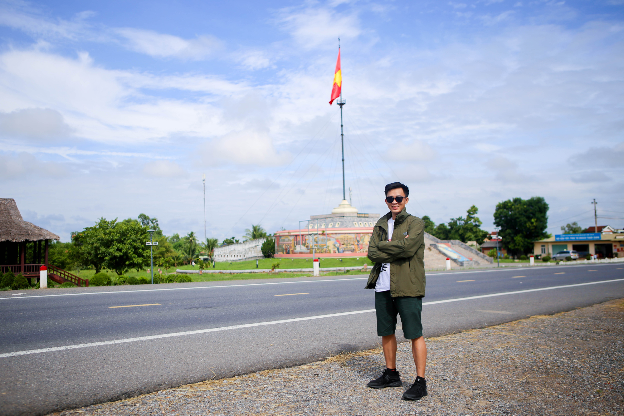 Cột cờ hiện nay là hình mẫu mô phỏng những cột cờ mà Chính quyền và quân đội Việt Nam Dân chủ Cộng hòa đã dựng trước đây.