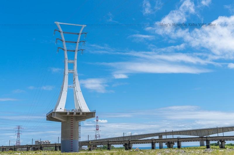 Tháp điện tạo hình sáng tạo đầu tiên nằm ở đoạn giao giữa Nghi Lan với Hoa Liên và cửa sông Hòa Bình đổ ra biển.