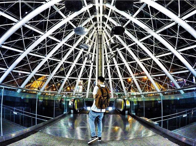 Ga Formosa Boulevard được biết đến với “Mái vòm ánh sáng” (Dome of Light), công trình thủy tinh lớn nhất thế giới, được thiết kế bởi nghệ sĩ người Ý Narcissus Quagliata.