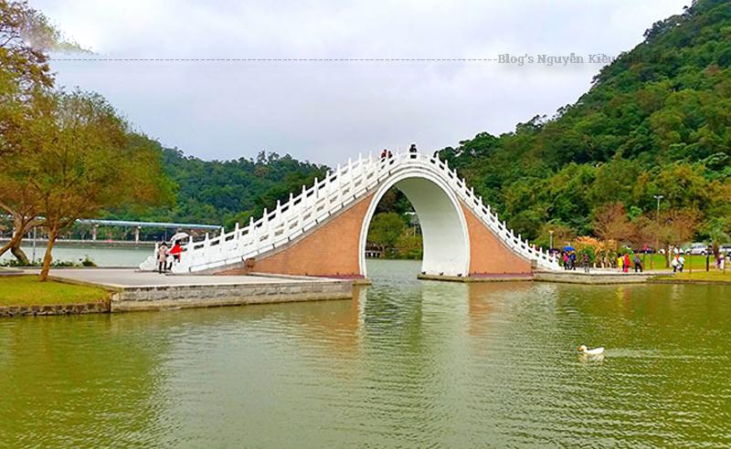 Cầu Mặt Trăng nằm trong Công viên Hồ Lớn, quận Neihu ở Đài Bắc. Đây là một địa điểm rất thu hút khách du lịch của Đài Loan.