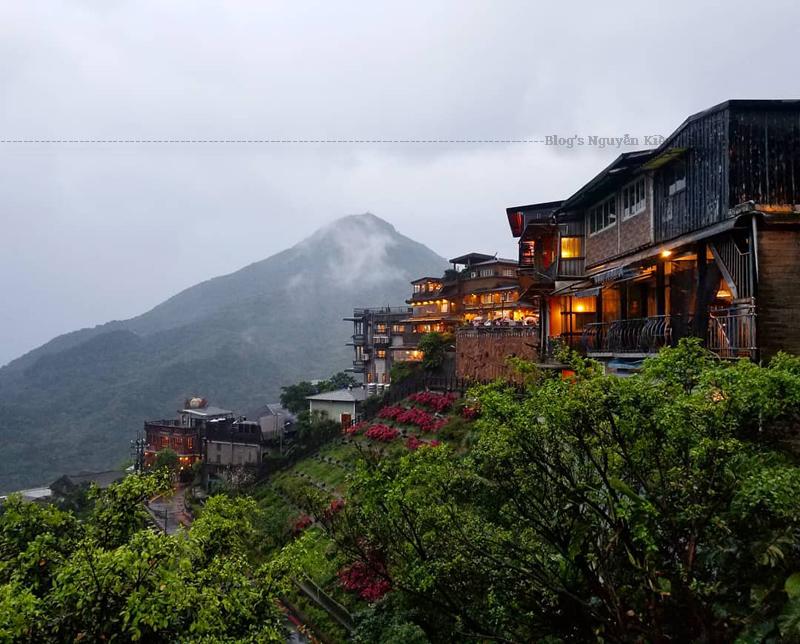 Ngày nay, làng Jiufen trở thành tâm điểm thu hút khách du lịch với vẻ đẹp tự nhiên cuốn hút. Xung quanh trị trấn có hàng trăm cửa hàng, quầy cà phê, nhà hàng, phòng trà cùng với rất nhiều cửa hàng thủ công mỹ nghệ, những đại lộ trải dài tập trung nhiều khách du lịch.