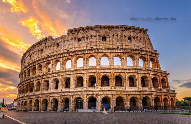 Colosseum hiện là một điểm du lịch chính ở Roma với hàng ngàn du khách mỗi năm vào xem bên trong đấu trường, mặc dù phí vào cổng cho công dân châu Âu được trợ cấp một phần, và miễn phí vào cổng cho công dân châu Âu nhỏ hơn 18 và lớn hơn 65.