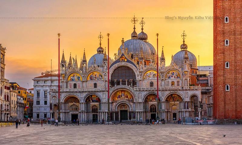 Kiến trúc nhà thờ sử dụng rất nhiều cột. Mỗi khi xâm chiếm (thí dụ như Byzantine trong lần Thập tự chinh năm 1204), người Venezia thường mang nhiều cột làm bằng vật liệu quý giá về Venezia để trang hoàng cho vật báu quốc gia này.