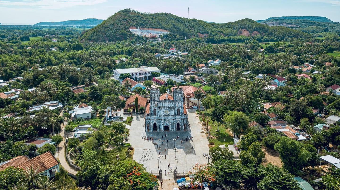 Với lịch sử hơn 120 năm tồn tại (thi công xây dựng năm 1892), nhà thờ Mằng Lăng được coi nhà thờ cổ nhất tỉnh Phú Yên và là một trong những nhà thờ lâu đời nhất của Việt Nam.