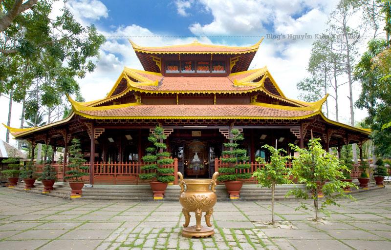 Chánh điện cũng là nơi để cho bá tánh Phật tử thắp hương lễ phật, thể hiện niềm tôn kính đối với tam bảo.