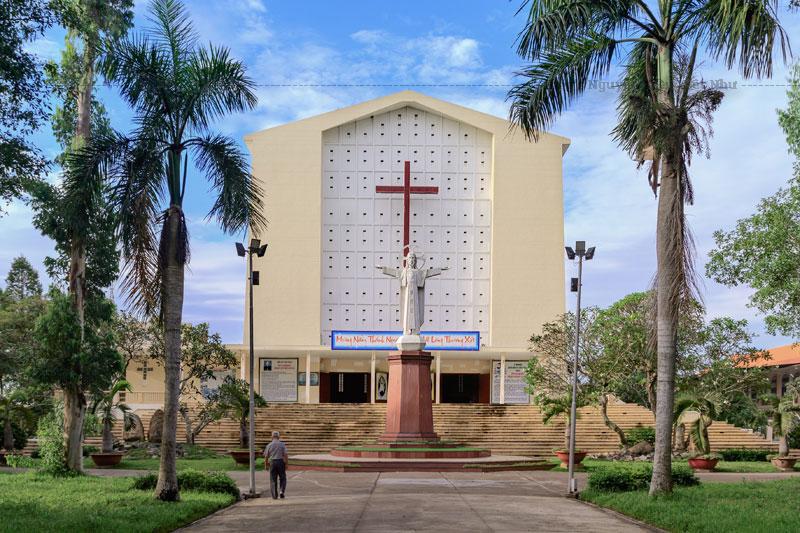 Nhà thờ chính tòa Vĩnh Long hiện là nhà thờ có sức chứa lớn nhất Việt Nam.