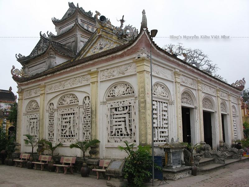 Chùa Cổ Lễ là sự hòa nhập các yếu tố kiến trúc cổ truyền Việt Nam với các yếu tố kiến trúc gô-tích (Gothic) của châu Âu. Đây là một ngôi chùa thờ Phật nhưng lại mang dáng dấp một thánh đường Thiên Chúa giáo.