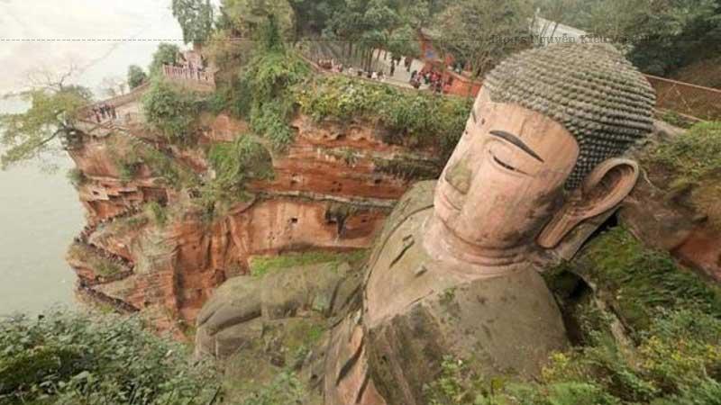 Hai bên tượng Phật có hai hộ pháp, cao khoảng 16 m, rộng khoảng 6 m, thân mặc chiến bào, tay cầm pháp khí.