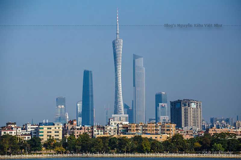 Tháp Quảng Châu cao 600 met, thiết kế Mark Hemel, Barbara Kuit và thi công do công ty IBM Hà Lan thực hiện.