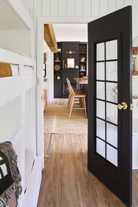 Bước vào từ cửa có thể cảm nhận rõ không gian được thiết kế bằng bảng màu trung tính.