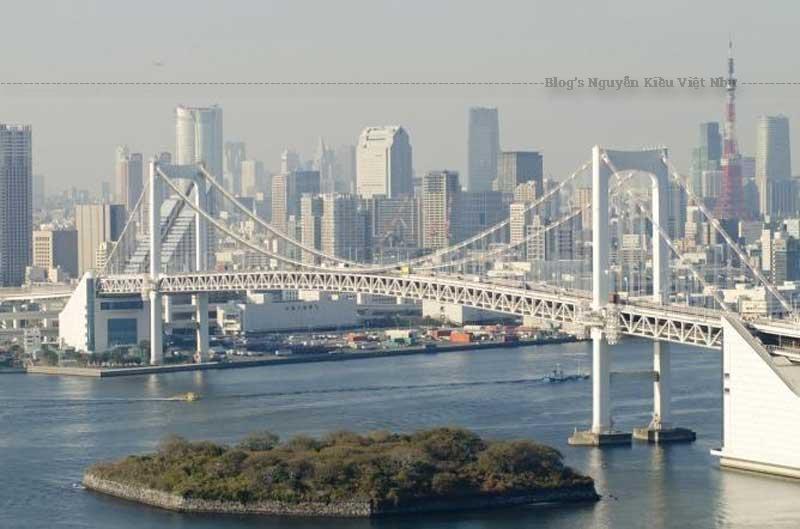 Khác với cầu Cảng Sydney hay cầu Cổng Vàng, cầu Rainbow có hai lối đi riêng biệt ở tầng dưới dành cho khách bộ hành, nhờ đó khi qua đây du khách có thể ngắm nhìn cảng Tokyo cùng ngọn tháp Tokyo uy nghi ở phía Bắc và vịnh Tokyo ở phía Nam.