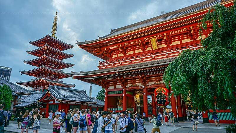 Một chiếc lồng đèn giấy lớn được treo dưới cổng Kaminari-mon ở lối đi chính dẫn vào khuôn viên của chùa.