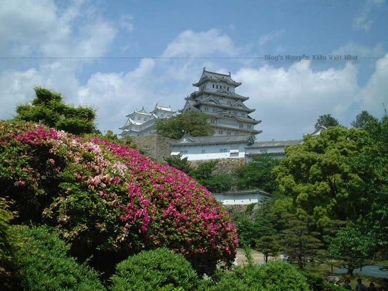 Lâu đài Himeji bắt đầu được xây dựng từ năm 1333 theo lệnh của lãnh chúa Norimura Akamatsu vùng Harima.