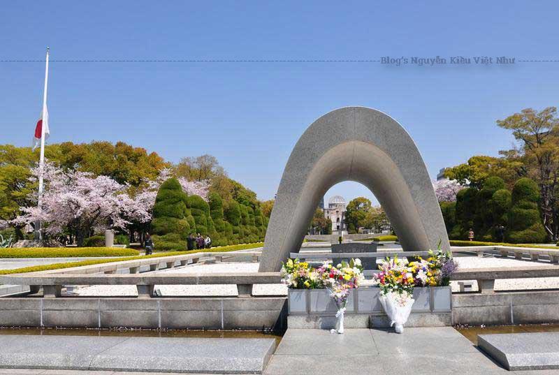 Đây vốn là một tòa nhà được kiến trúc sư Jan Letzel người Séc thiết kế, hoàn thành xây dựng tháng 04 năm 1915 với tên gọi Nhà triển lãm thương mại tỉnh Hiroshima.