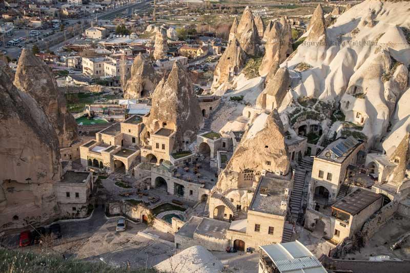 Cappadocia có tất cả 3 ngôi làng để du khách lưu trú. Làng Avanos nổi tiếng với nghề làm đồ gốm sứ và dệt thảm.
