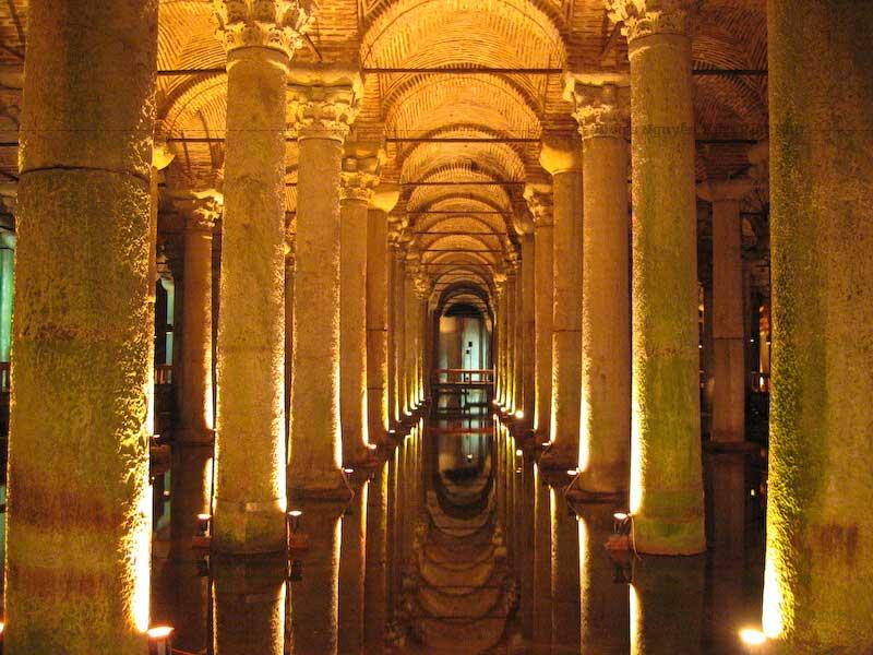 Hóa ra, âm thanh nước chảy này đến từng cung điện khổng lồ dưới lòng đất, có vị trí gần nhà thờ Hagia Sophia – Cung điện Yerebatan Cistern.