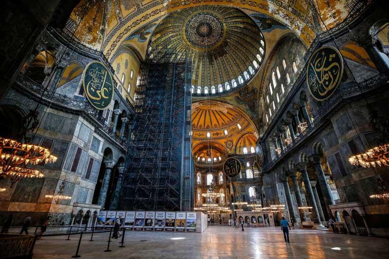 Nhà thờ Hagia Sophia đã là nhà thờ Cơ đốc giáo bề thế nhất và đẹp nhất ở phương Đông, là nhân chứng bền vững của lịch sử kiến trúc tôn giáo.