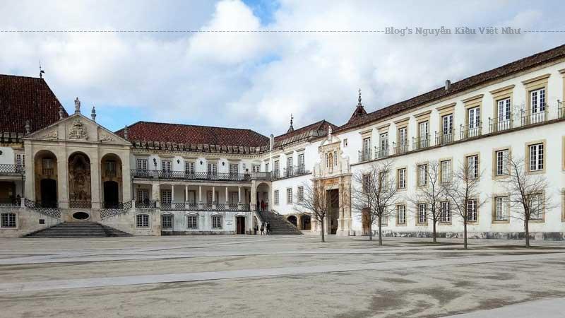 Trường đại học được thành lập hay phê chuẩn vào năm 1290 bởi vua Dinis I của Bồ Đào Nha ở Lisboa với tên gọi Studium generale.