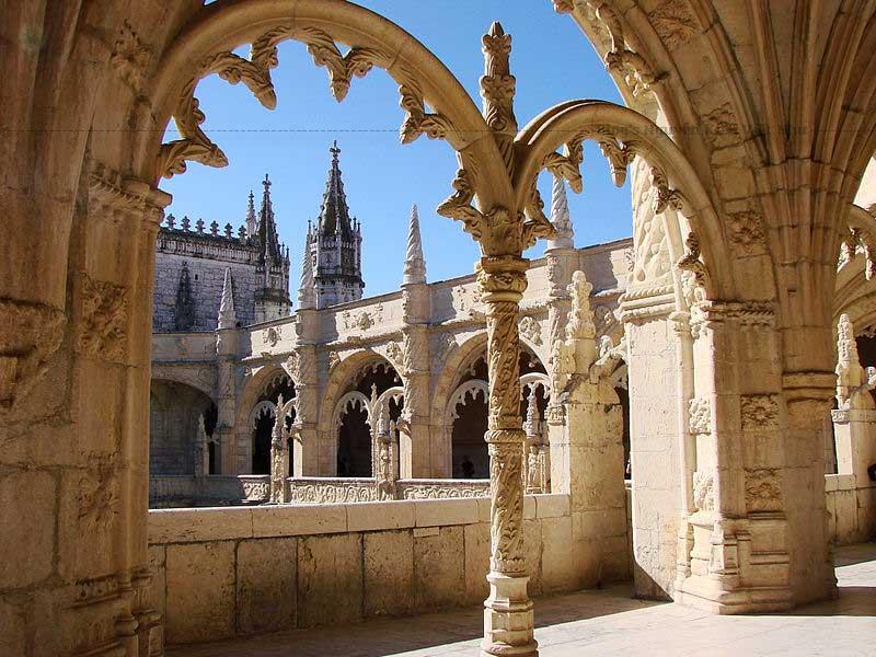 Tu viện nằm trên một nhà thờ trước đây được dành riêng cho Santa Maria de Belém và là nơi các tu sĩ của dòng Chiến sĩ của Chúa Kitô hỗ trợ cho những người đi biển khi quá cảnh tại Lisboa.