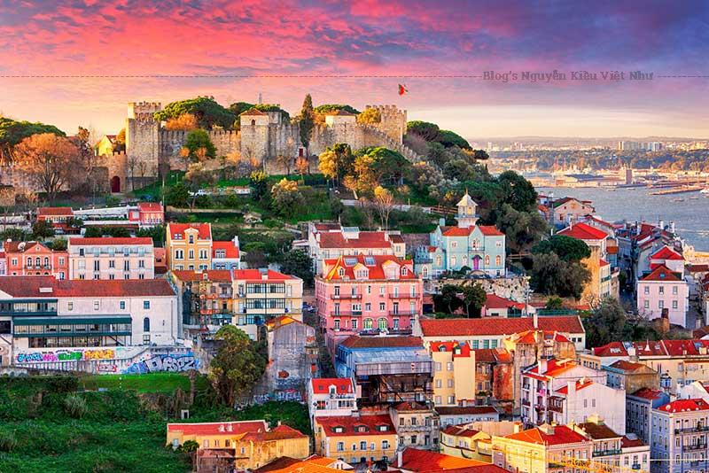 Khi nhắc đến Bồ Đào Nha, chúng ta thường nhớ đến Lisbon, bóng đá, rượu vang, hải sản… và cả những viên gạch men Azulejos ở khắp mọi nơi.