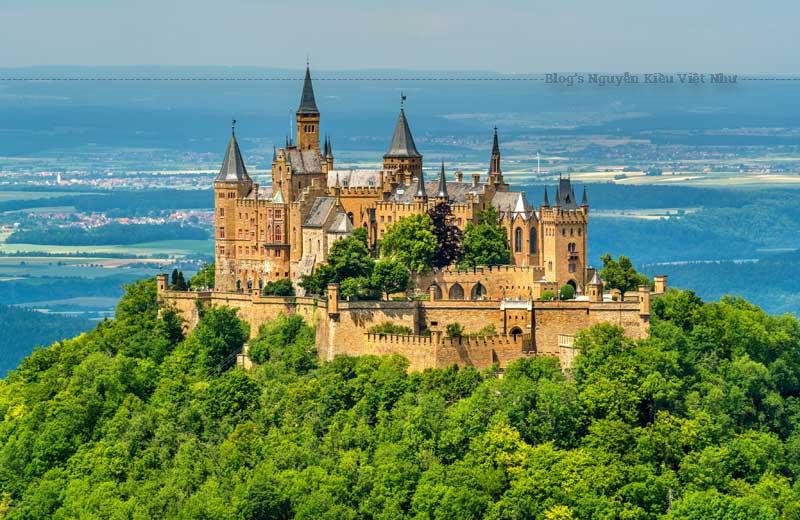 Lâu đài Hohenzollern là lâu đài cuối cùng được xây dựng giữa năm 1846 và năm 1867 với mục đích là nơi tưởng niệm của gia tộc. 