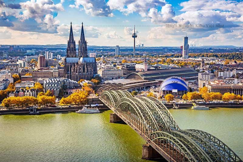 Đây là cây cầu đường sắt được sử dụng nhiều nhất ở Đức, kết nối Hauptbahnhof Köln và nhà ga Köln Messe / Deutz với nhau.