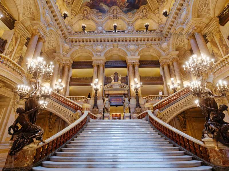Palais Garnier "có lẽ là nhà hát opera nổi tiếng nhất trên thế giới, một biểu tượng của Paris như Nhà thờ Đức Bà, bảo tàng Louvre, hoặc nhà thờ Sacré Coeur."