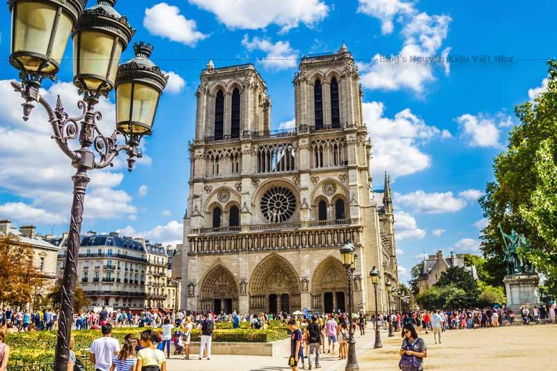 Nhà thờ là một trong những biểu tượng được công nhận rộng rãi nhất của thành phố Paris và quốc gia Pháp.