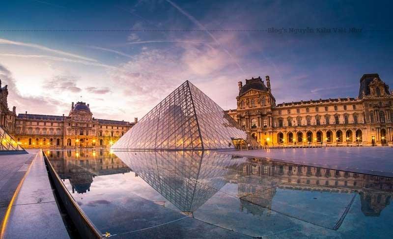 Năm 2008, Louvre đón 8,5 triệu lượt khách, giữ vị trí địa điểm thu phí được viếng thăm nhiều nhất Paris, đồng thời cũng là bảo tàng thu hút nhất trên thế giới.