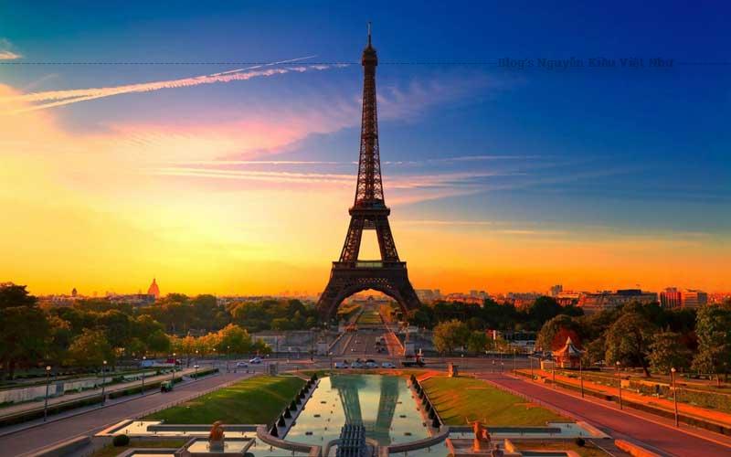 Theo các ý kiến trong cuộc điều tra, tháp Eiffel còn là biểu tượng cho châu Âu và là công trình được những người trả lời viếng thăm nhiều nhất, sau công trình ở chính nước họ.